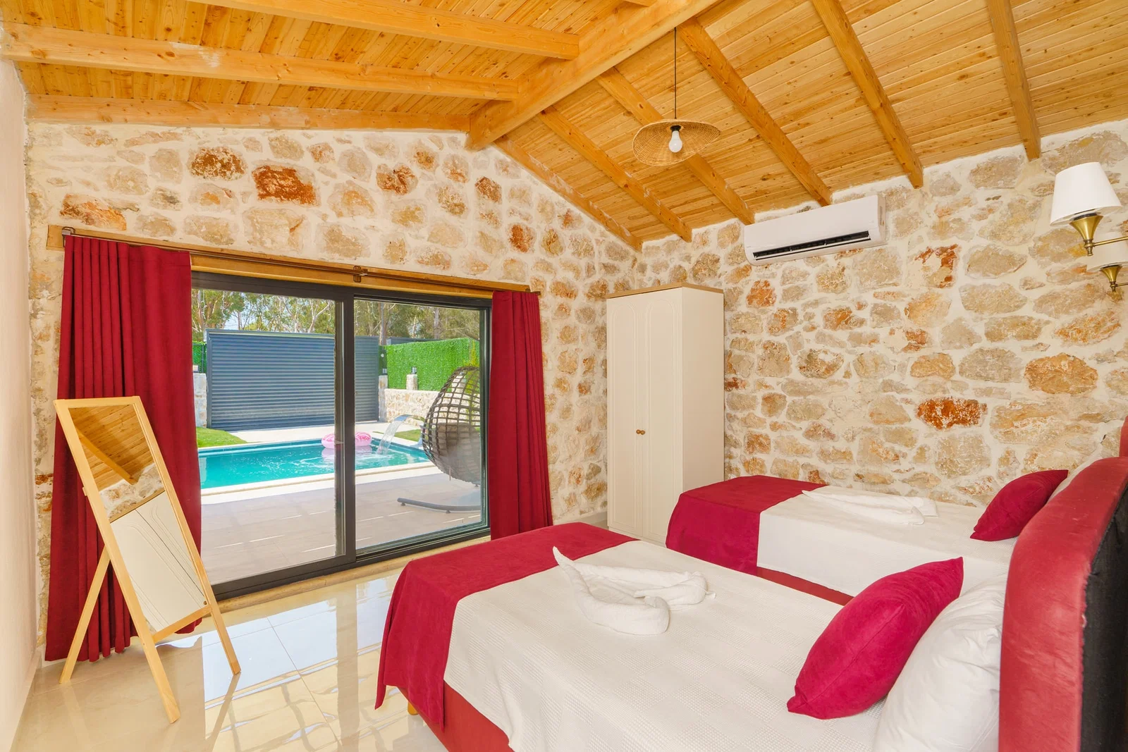 Patara’da Balayı Çiftlerine Uygun, Korunaklı Havuzlu, 2 Yatak Odalı, Kiralık Villa