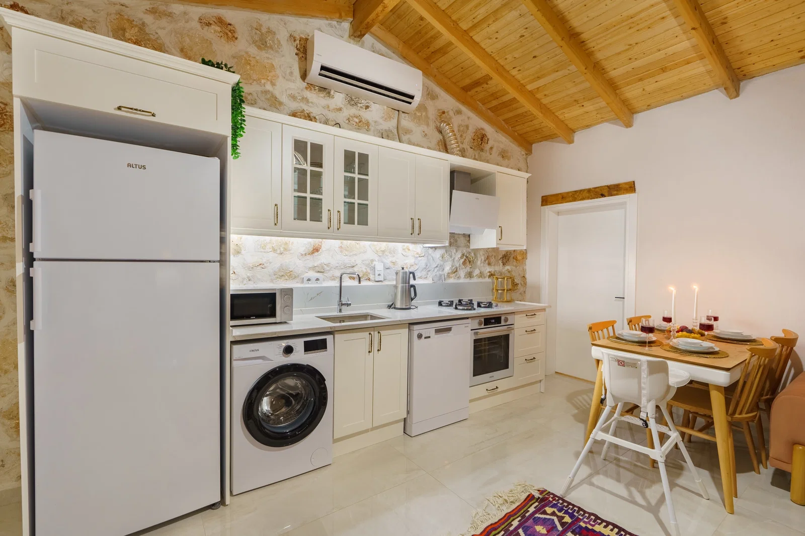 Patara’da Balayı Çiftlerine Uygun, Korunaklı Havuzlu, 2 Yatak Odalı, Kiralık Villa