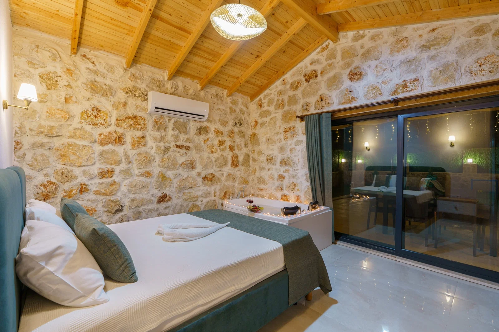 Patara’da Balayı Çiftlerine Uygun, Korunaklı Havuzlu, 2 Yatak Odalı, Kiralık Villa