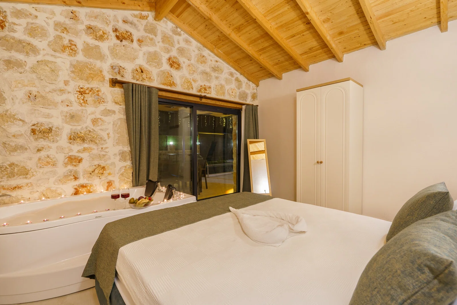 Patara’da Balayı Çiftlerine Uygun, Korunaklı Havuzlu, 2 Yatak Odalı, Kiralık Villa