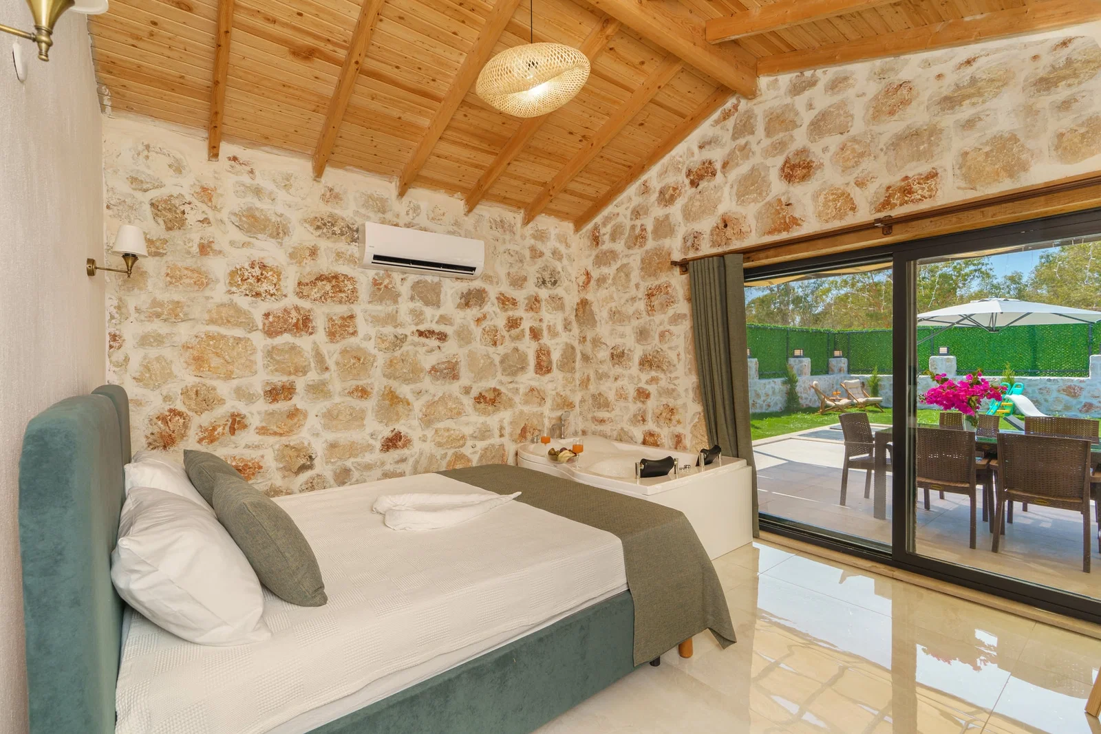 Patara’da Balayı Çiftlerine Uygun, Korunaklı Havuzlu, 2 Yatak Odalı, Kiralık Villa