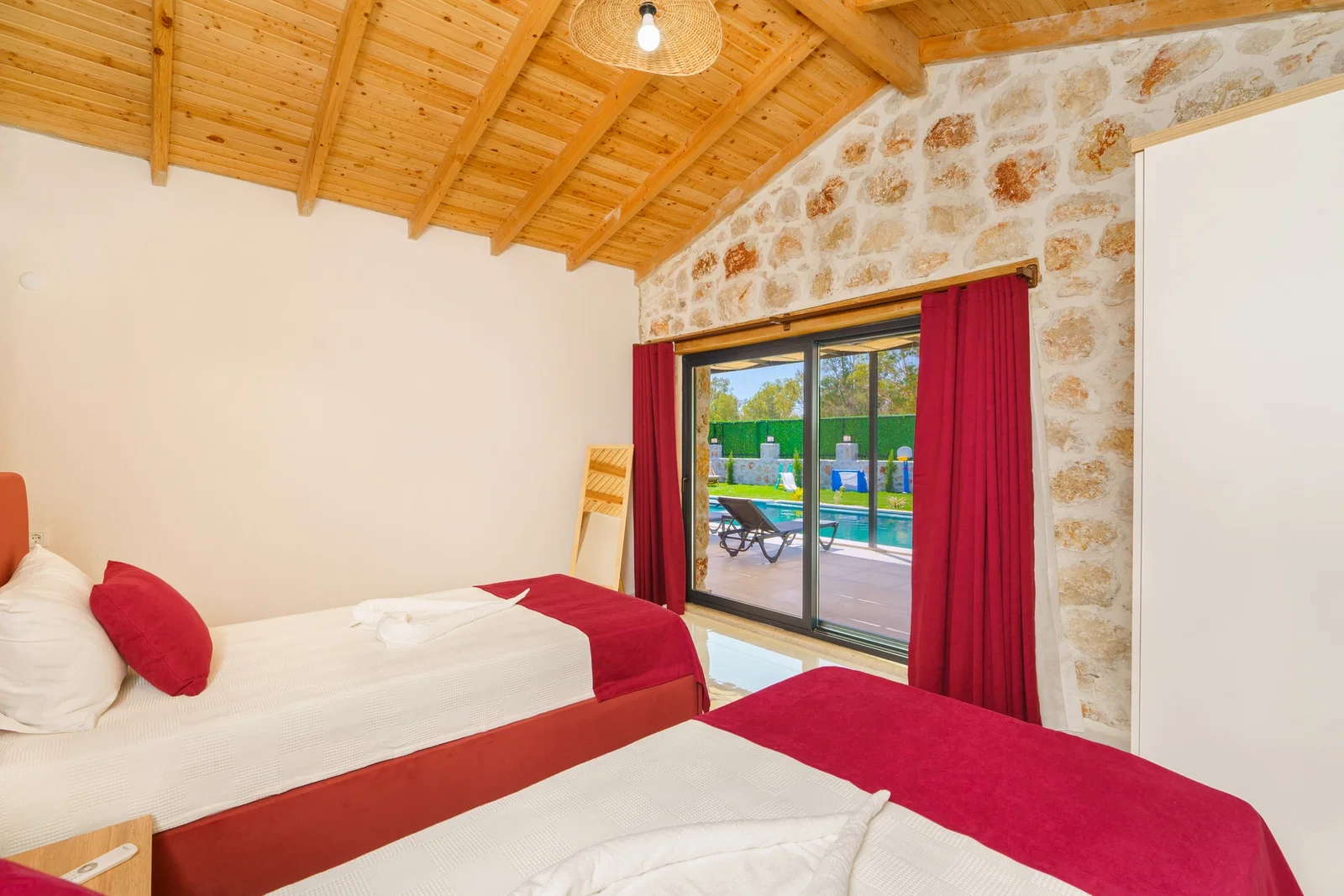 Patara’da Balayı Çiftlerine Uygun, Korunaklı Havuzlu, 2 Yatak Odalı, Kiralık Villa