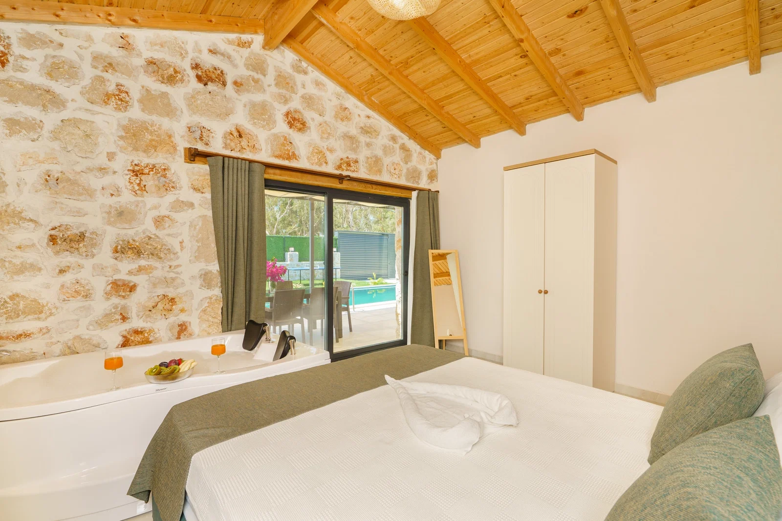Patara’da Balayı Çiftlerine Uygun, Korunaklı Havuzlu, 2 Yatak Odalı, Kiralık Villa
