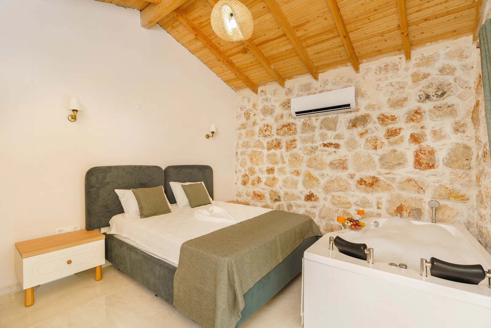Patara’da Balayı Çiftlerine Uygun, Korunaklı Havuzlu, 2 Yatak Odalı, Kiralık Villa