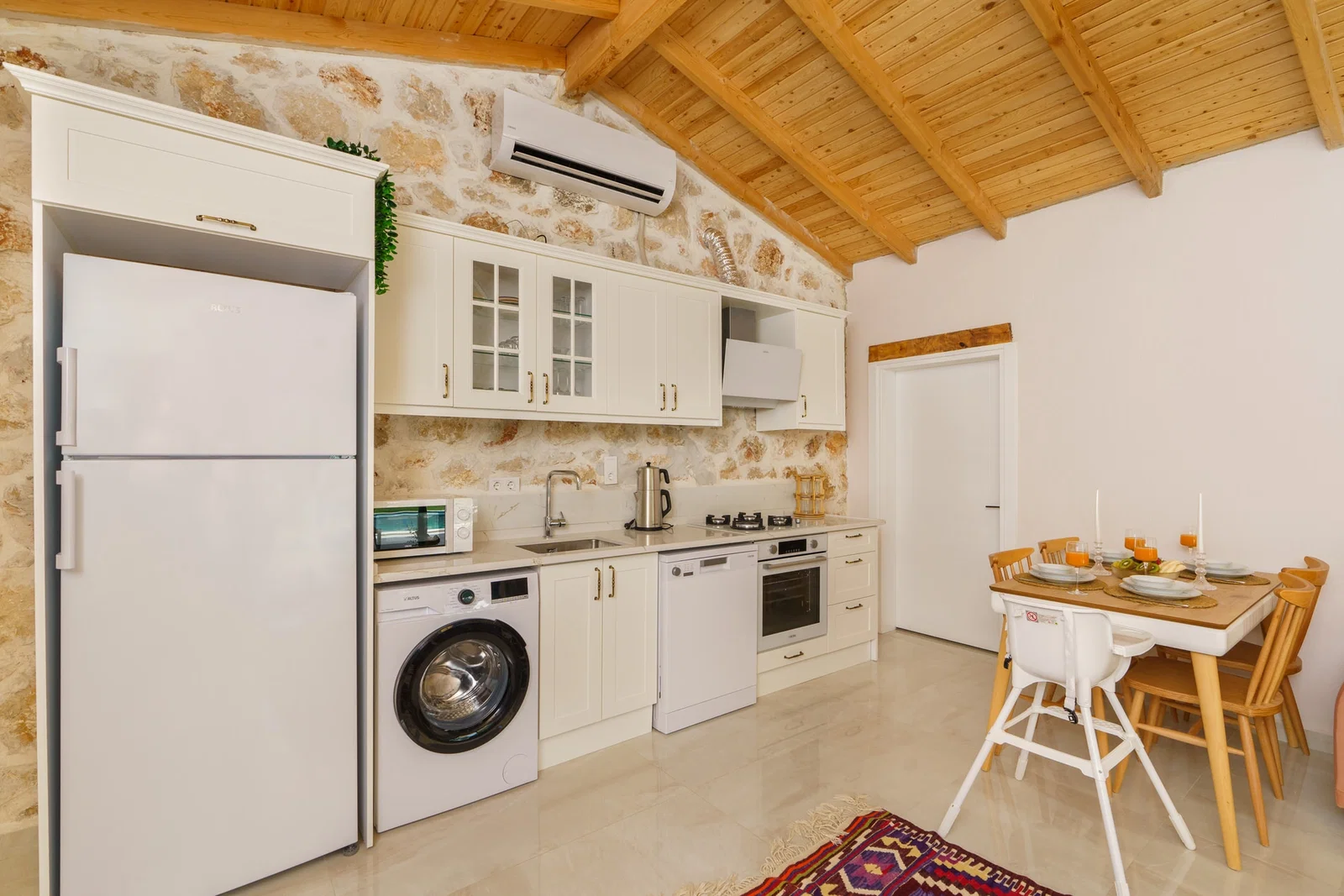 Patara’da Balayı Çiftlerine Uygun, Korunaklı Havuzlu, 2 Yatak Odalı, Kiralık Villa