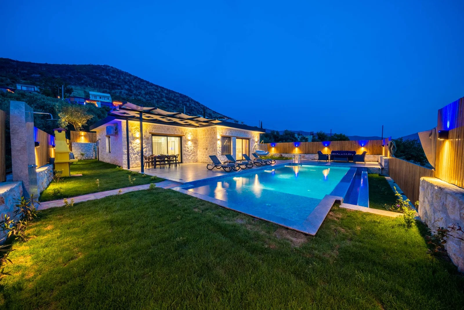 Yeşilköy’de Balayı Çiftlerine Uygun, Korunaklı Havuzlu, 2 Yatak Odalı, Kiralık Villa