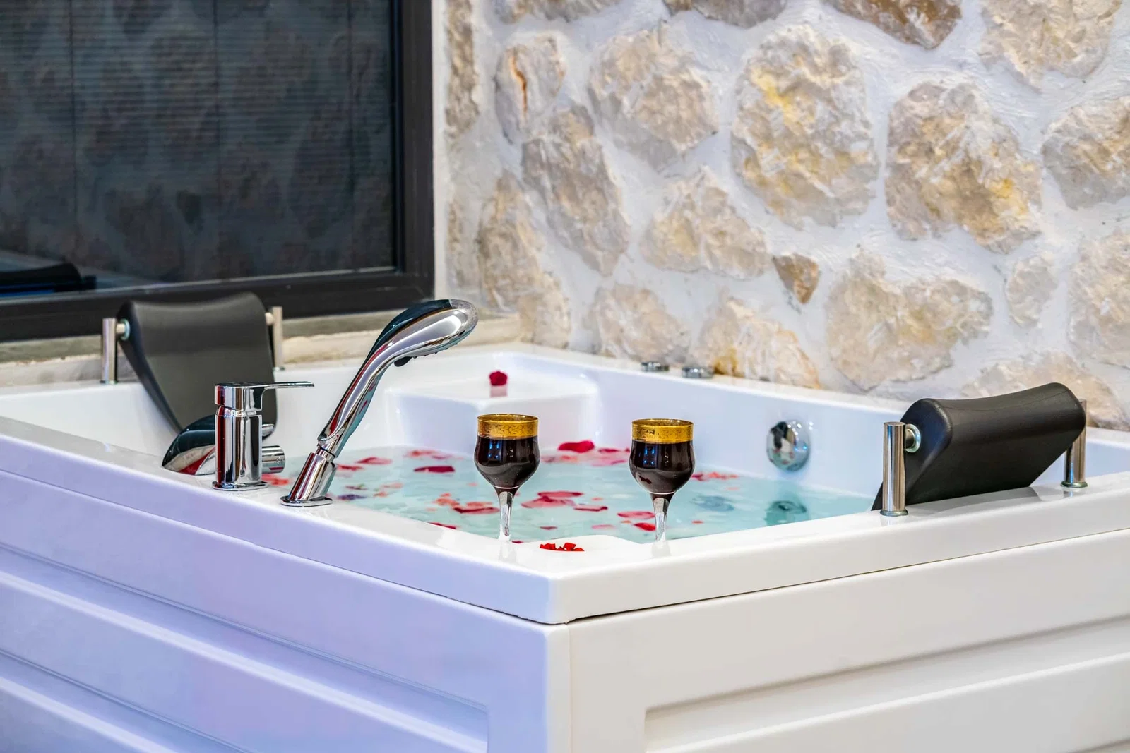Yeşilköy’de Balayı Çiftlerine Uygun, Korunaklı Havuzlu, 2 Yatak Odalı, Kiralık Villa