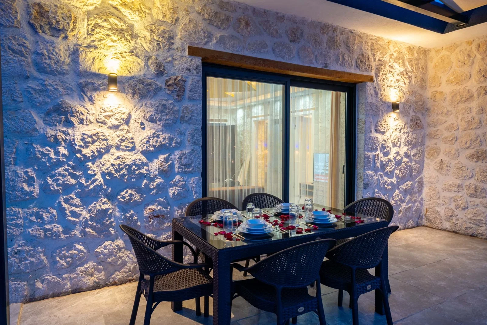 Yeşilköy’de Balayı Çiftlerine Uygun, Korunaklı Havuzlu, 2 Yatak Odalı, Kiralık Villa