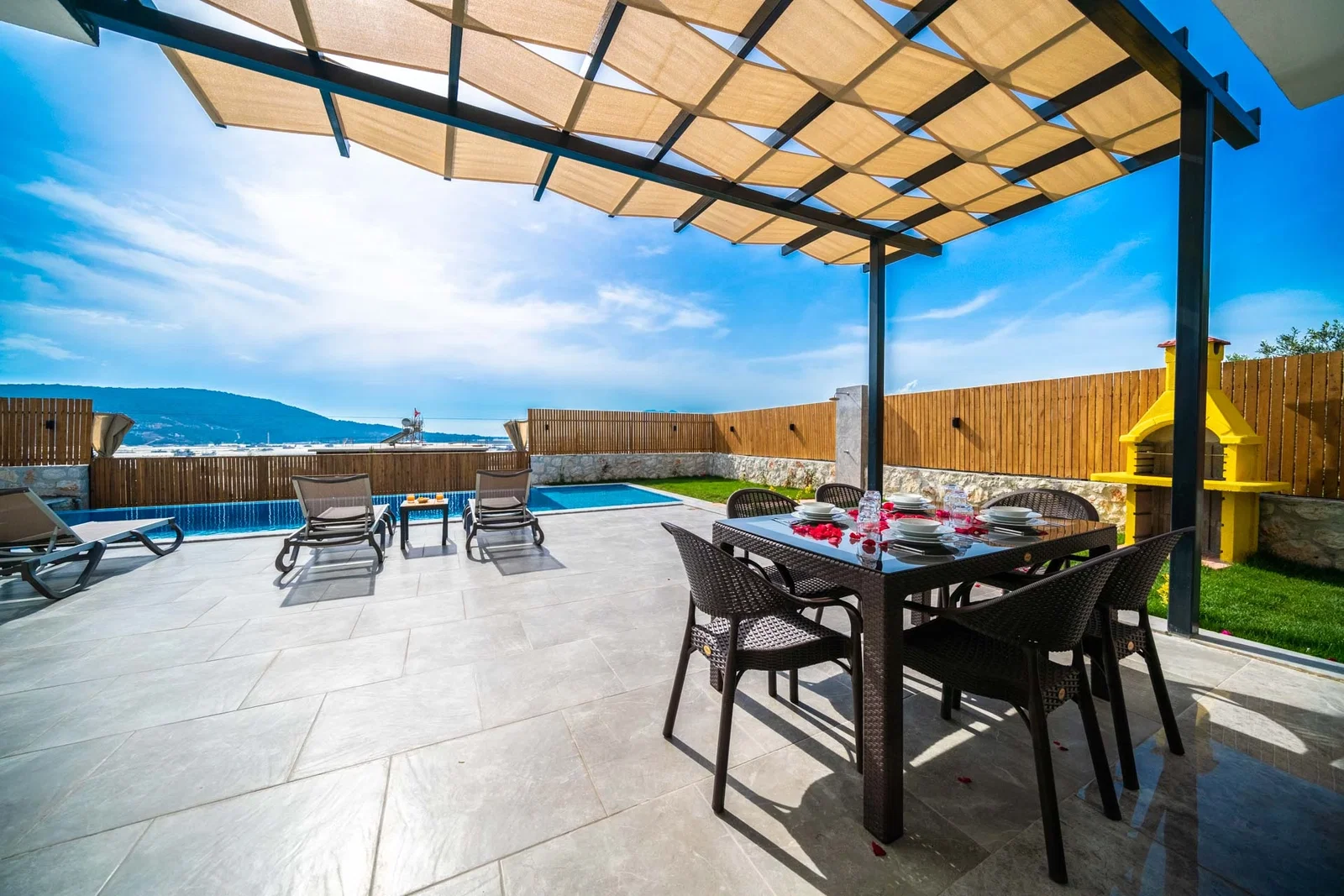 Yeşilköy’de Balayı Çiftlerine Uygun, Korunaklı Havuzlu, 2 Yatak Odalı, Kiralık Villa