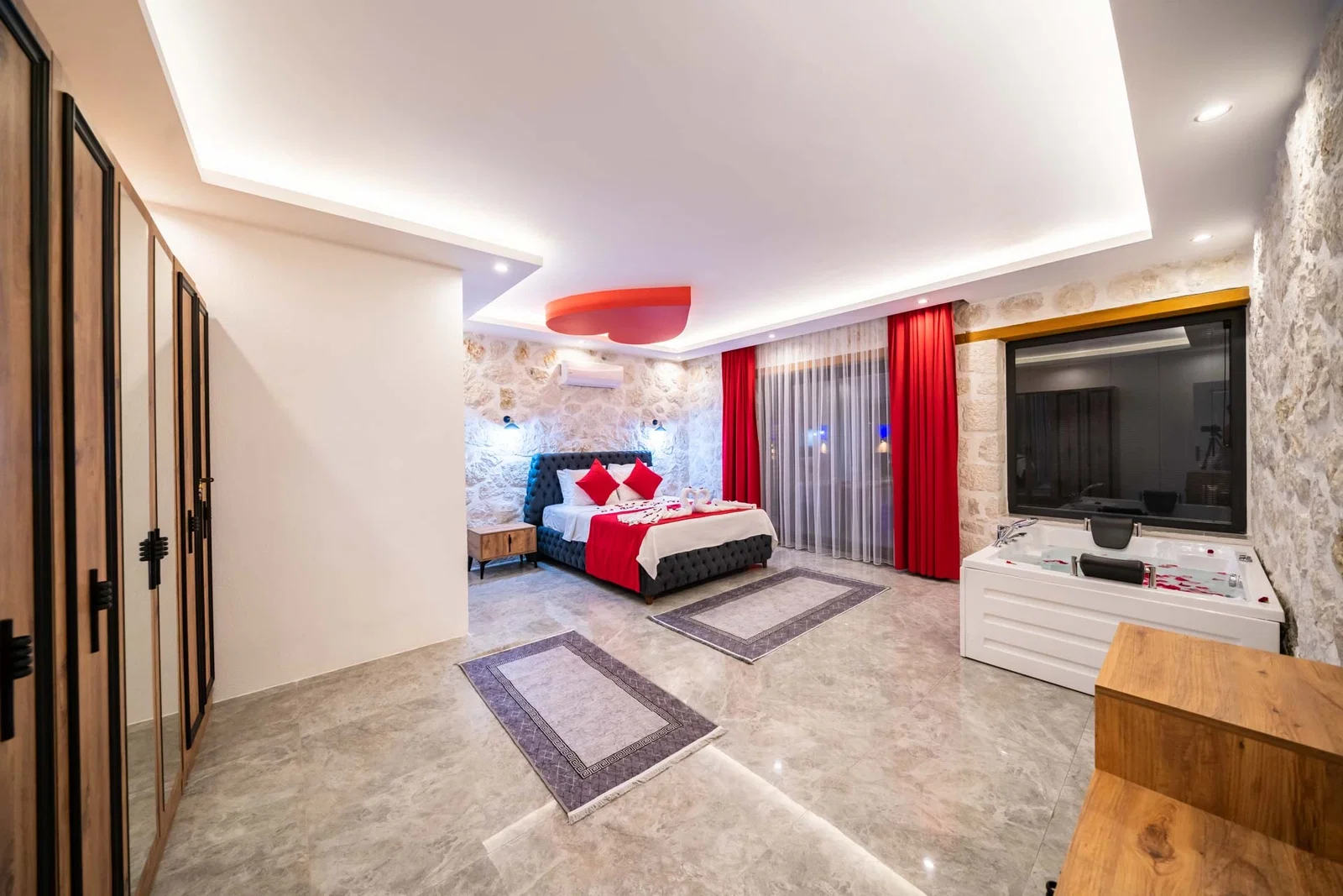 Yeşilköy’de Balayı Çiftlerine Uygun, Korunaklı Havuzlu, 2 Yatak Odalı, Kiralık Villa