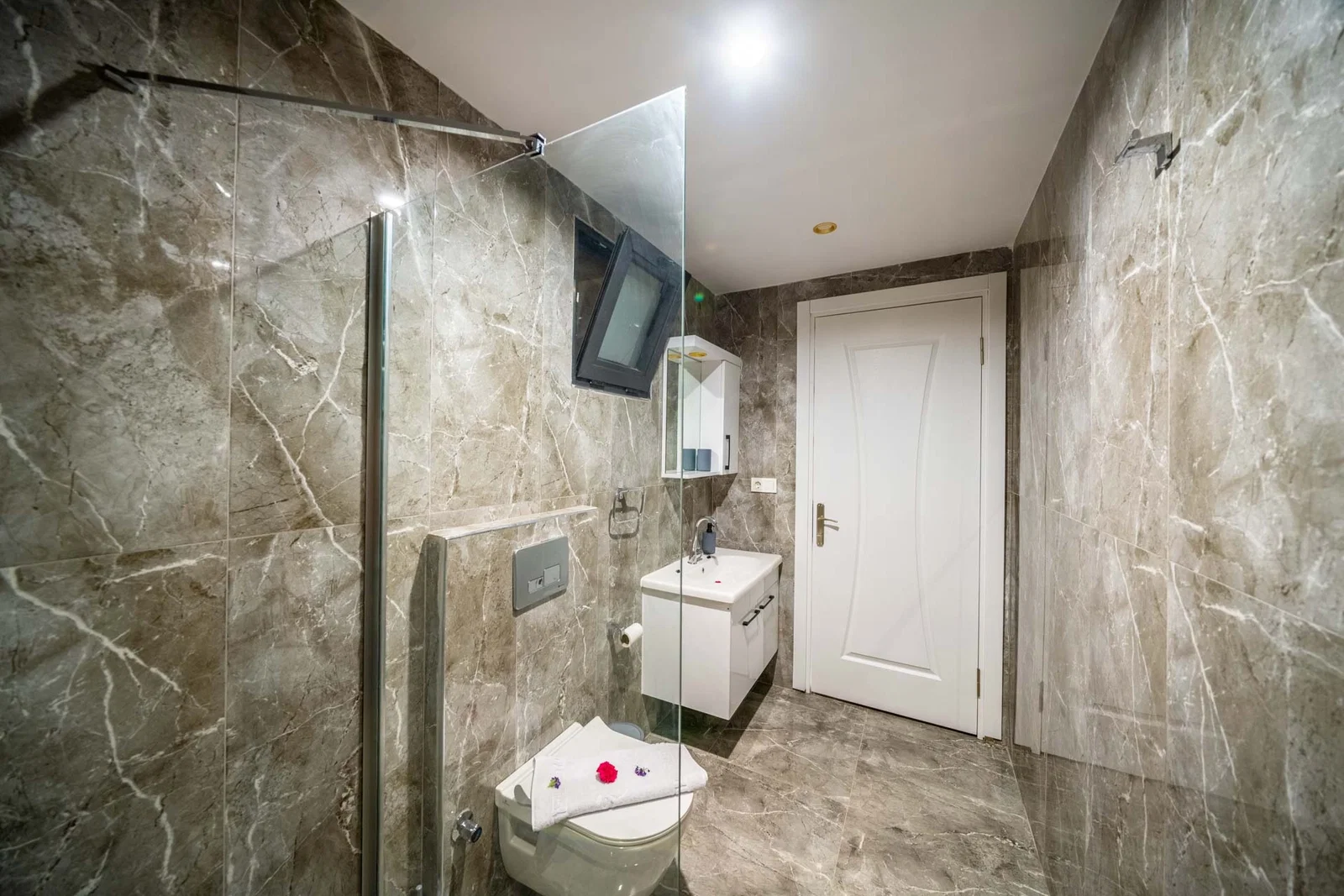 Yeşilköy’de Balayı Çiftlerine Uygun, Korunaklı Havuzlu, 2 Yatak Odalı, Kiralık Villa