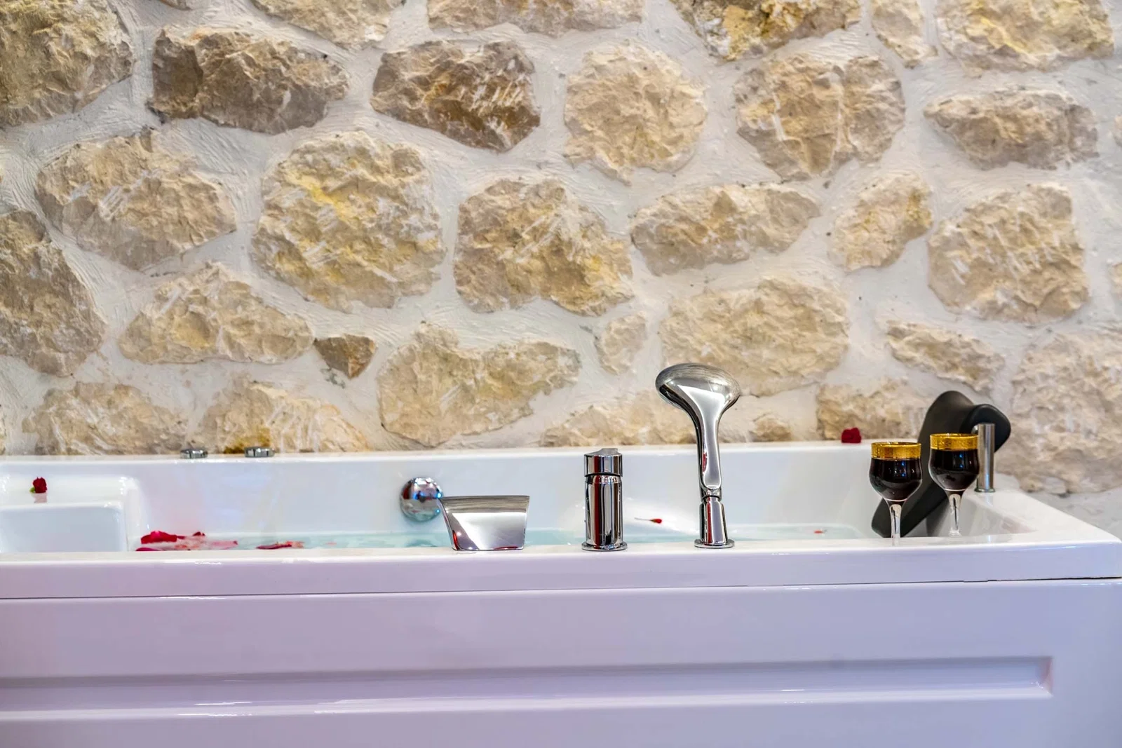 Yeşilköy’de Balayı Çiftlerine Uygun, Korunaklı Havuzlu, 2 Yatak Odalı, Kiralık Villa