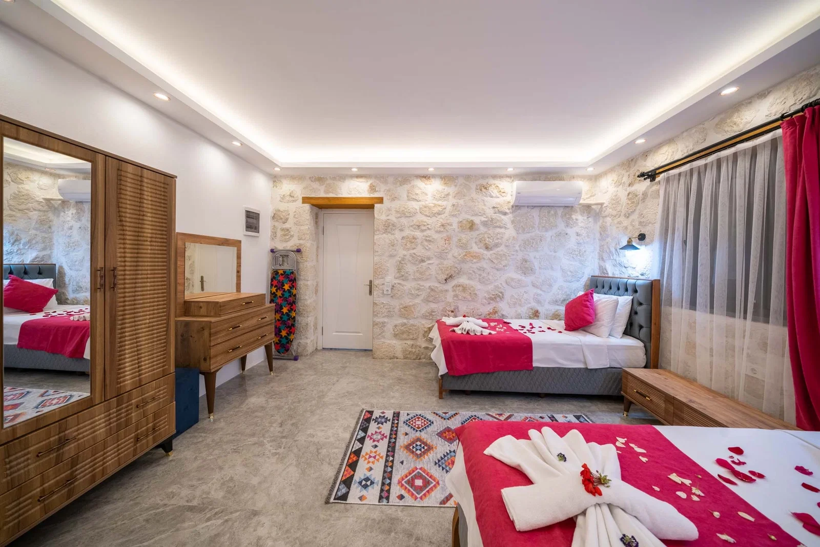 Yeşilköy’de Balayı Çiftlerine Uygun, Korunaklı Havuzlu, 2 Yatak Odalı, Kiralık Villa