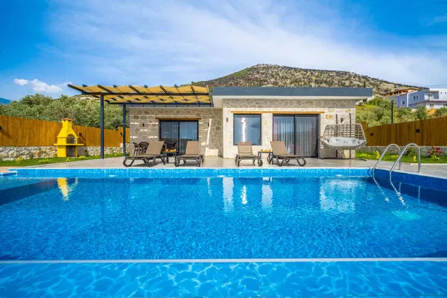 Yeşilköy’de Balayı Çiftlerine Uygun, Korunaklı Havuzlu, 2 Yatak Odalı, Kiralık Villa
