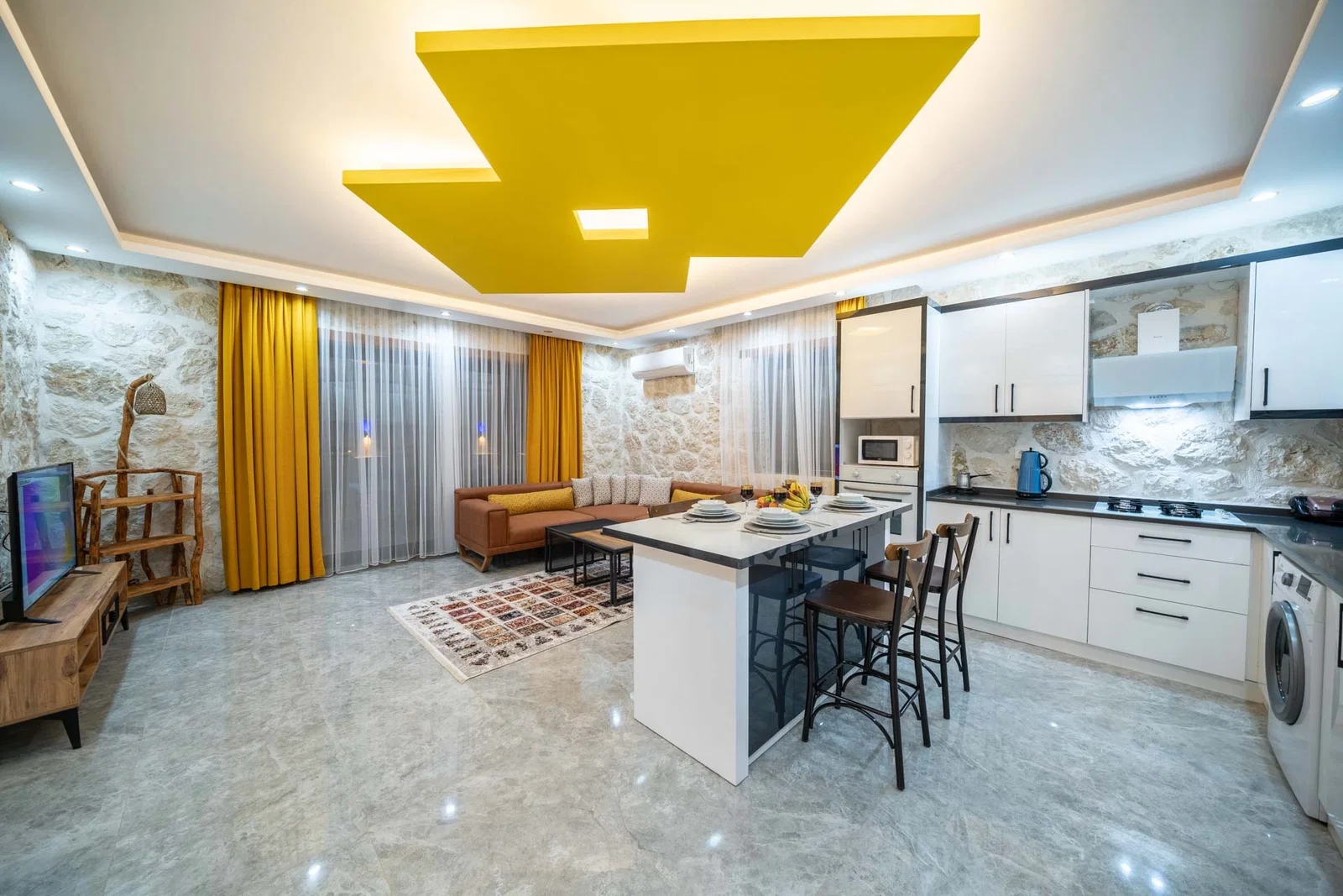 Yeşilköy’de Balayı Çiftlerine Uygun, Korunaklı Havuzlu, 2 Yatak Odalı, Kiralık Villa