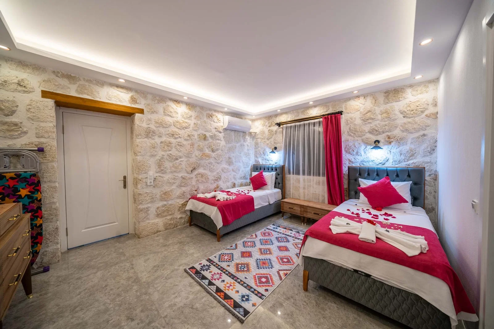 Yeşilköy’de Balayı Çiftlerine Uygun, Korunaklı Havuzlu, 2 Yatak Odalı, Kiralık Villa