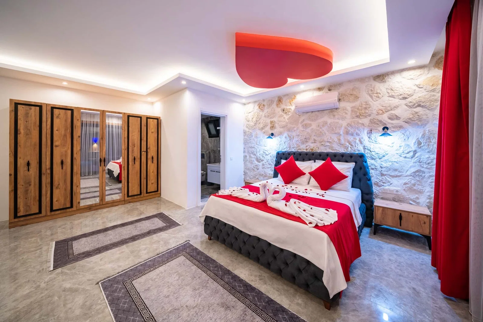 Yeşilköy’de Balayı Çiftlerine Uygun, Korunaklı Havuzlu, 2 Yatak Odalı, Kiralık Villa