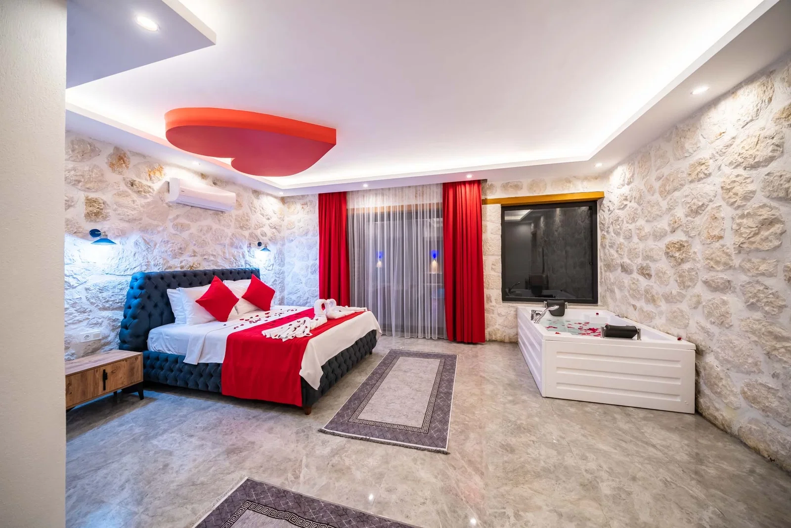 Yeşilköy’de Balayı Çiftlerine Uygun, Korunaklı Havuzlu, 2 Yatak Odalı, Kiralık Villa