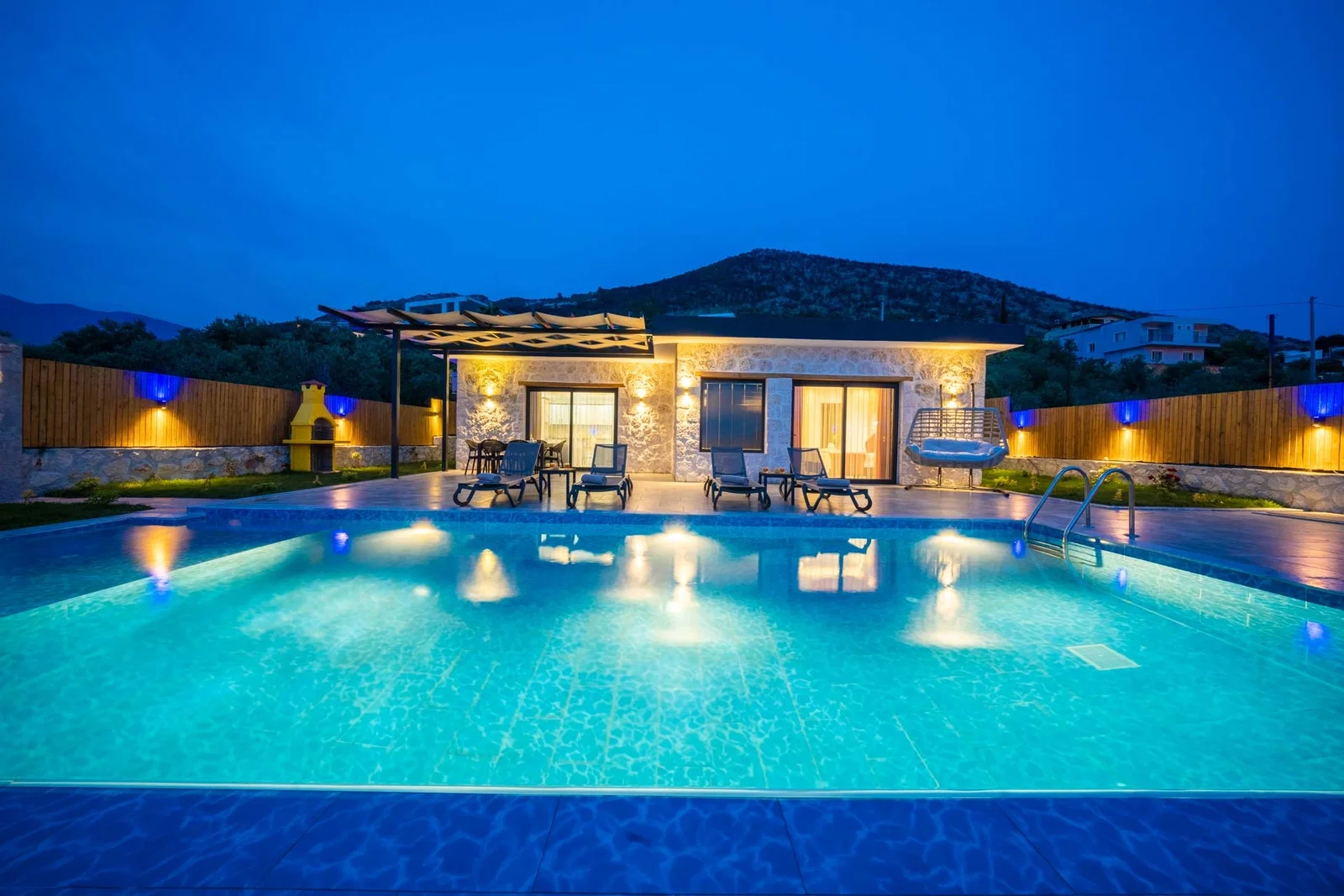 Yeşilköy’de Balayı Çiftlerine Uygun, Korunaklı Havuzlu, 2 Yatak Odalı, Kiralık Villa