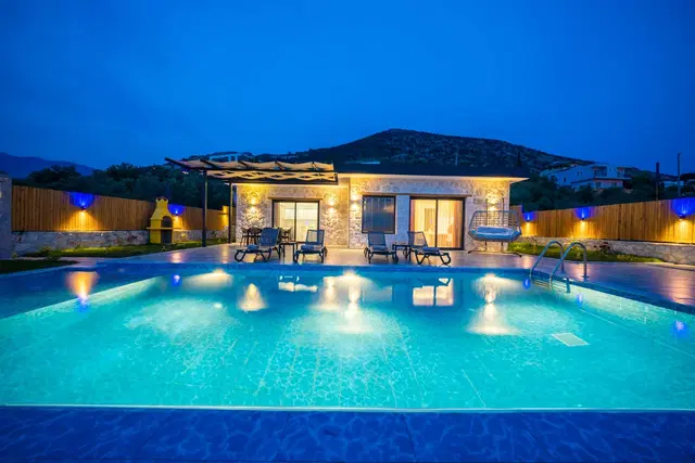 Yeşilköy’de Balayı Çiftlerine Uygun, Korunaklı Havuzlu, 2 Yatak Odalı, Kiralık Villa