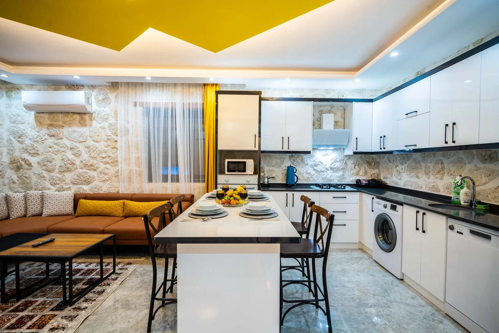 Yeşilköy’de Balayı Çiftlerine Uygun, Korunaklı Havuzlu, 2 Yatak Odalı, Kiralık Villa