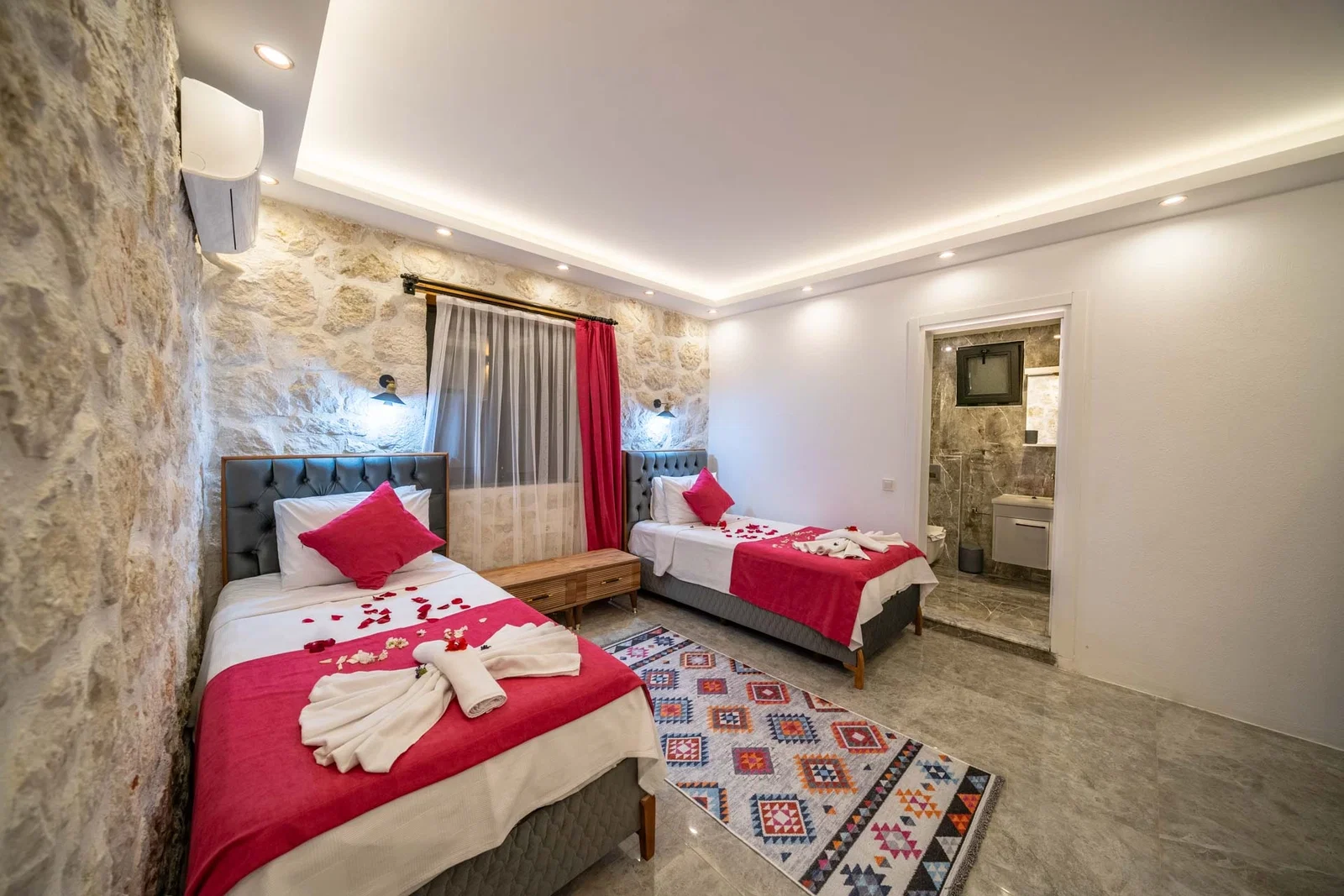 Yeşilköy’de Balayı Çiftlerine Uygun, Korunaklı Havuzlu, 2 Yatak Odalı, Kiralık Villa