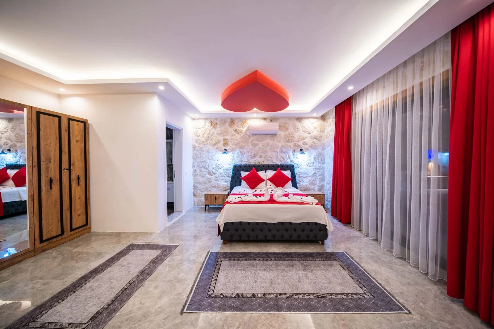 Yeşilköy’de Balayı Çiftlerine Uygun, Korunaklı Havuzlu, 2 Yatak Odalı, Kiralık Villa
