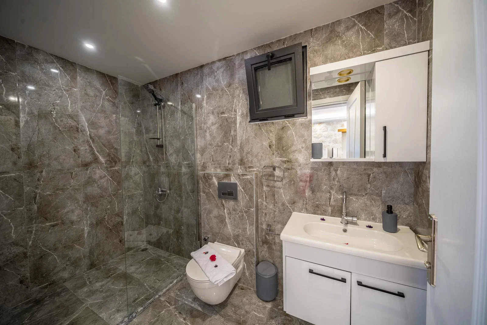 Yeşilköy’de Balayı Çiftlerine Uygun, Korunaklı Havuzlu, 2 Yatak Odalı, Kiralık Villa