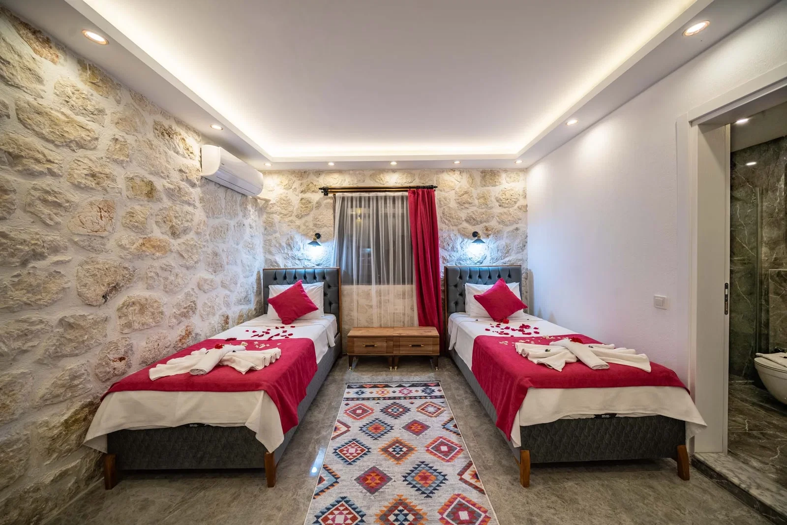 Yeşilköy’de Balayı Çiftlerine Uygun, Korunaklı Havuzlu, 2 Yatak Odalı, Kiralık Villa