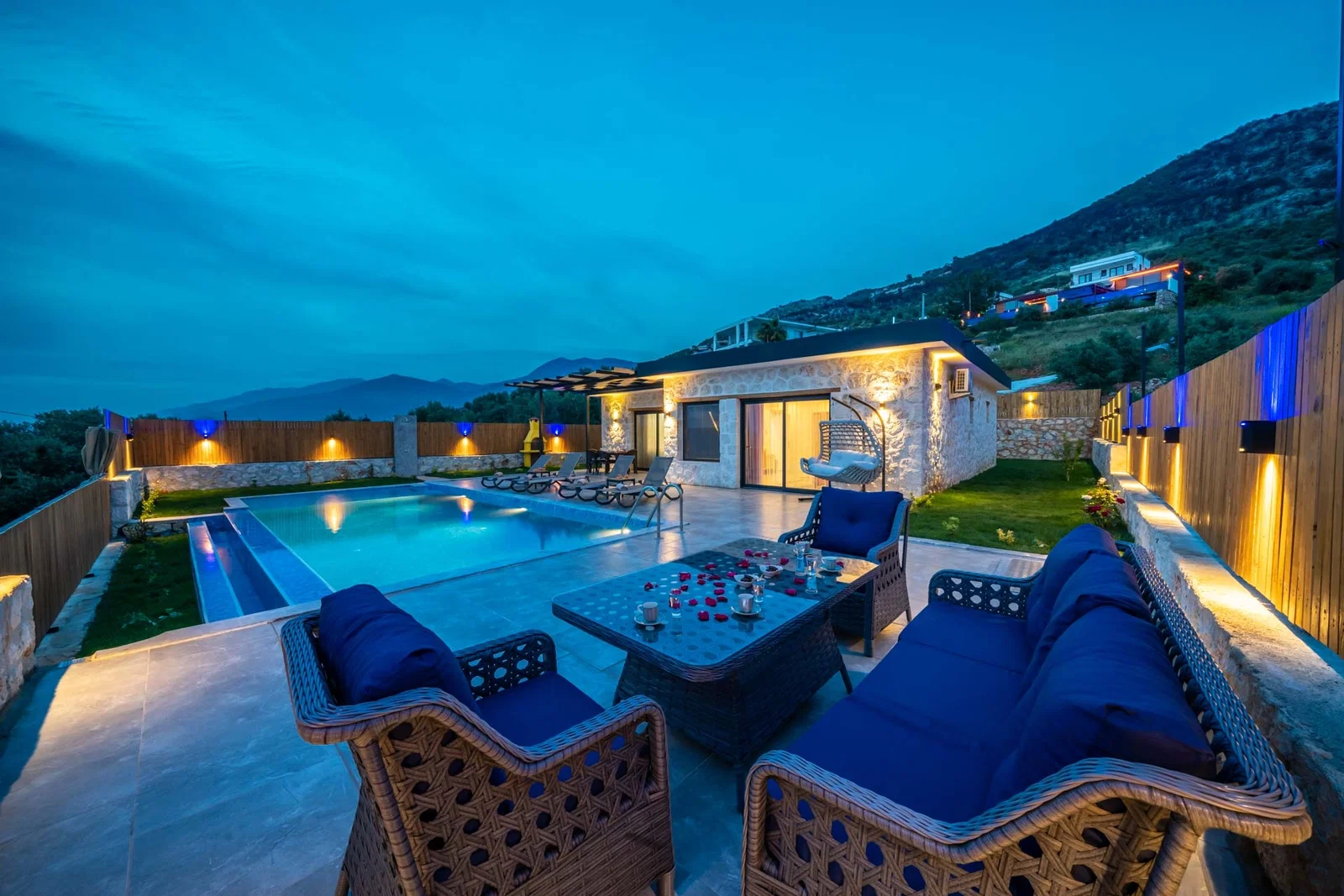 Yeşilköy’de Balayı Çiftlerine Uygun, Korunaklı Havuzlu, 2 Yatak Odalı, Kiralık Villa