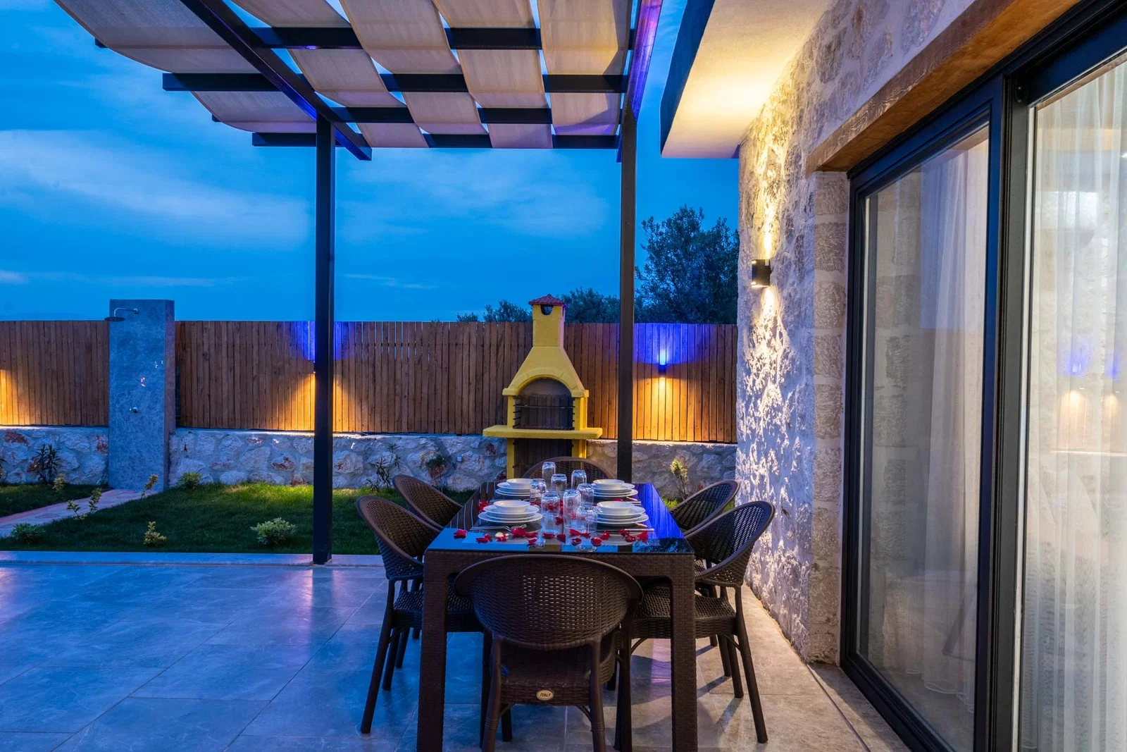 Yeşilköy’de Balayı Çiftlerine Uygun, Korunaklı Havuzlu, 2 Yatak Odalı, Kiralık Villa