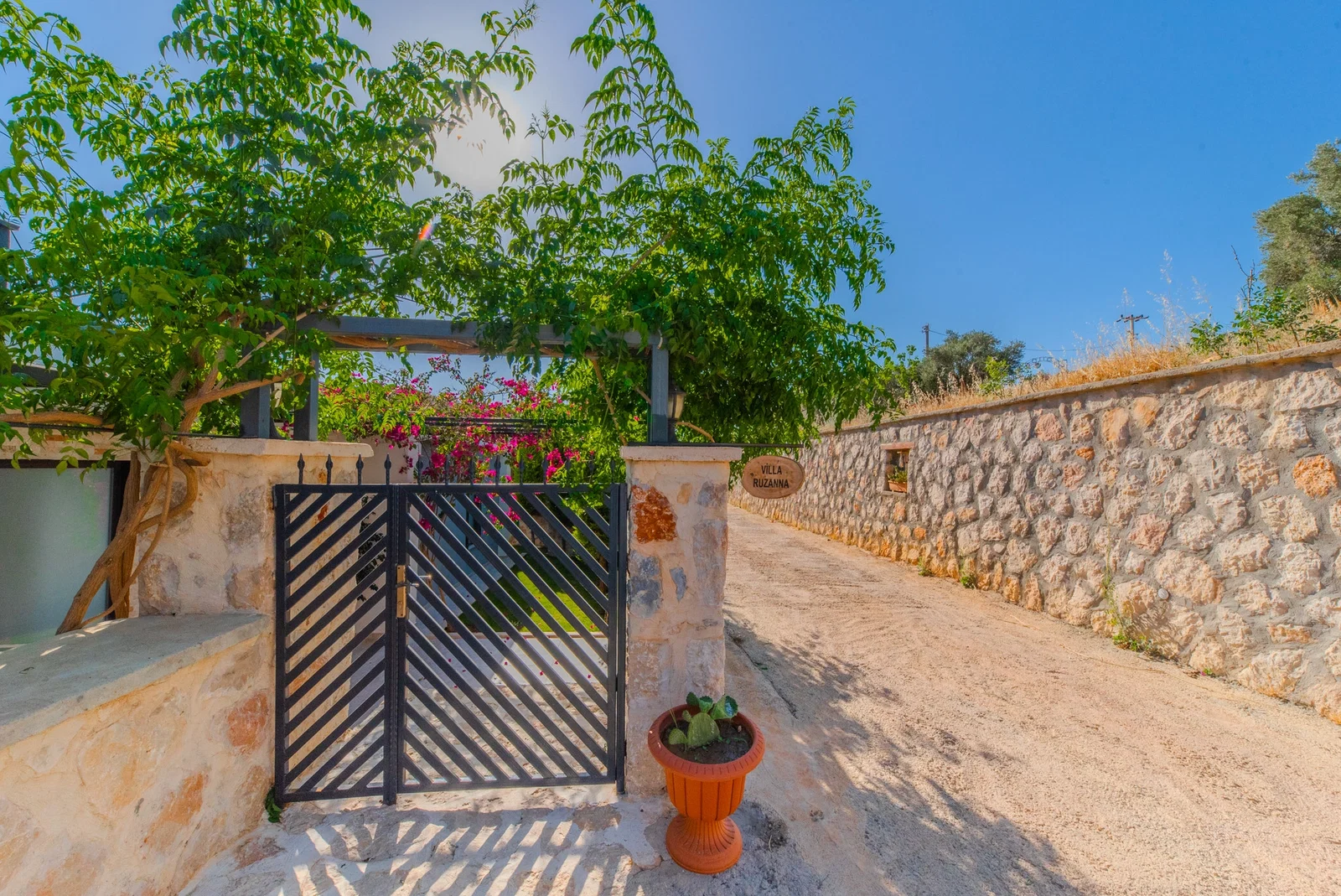 Çavdır’da Huzurlu, Korunaklı Havuzlu, Jakuzili, Lüks Villa