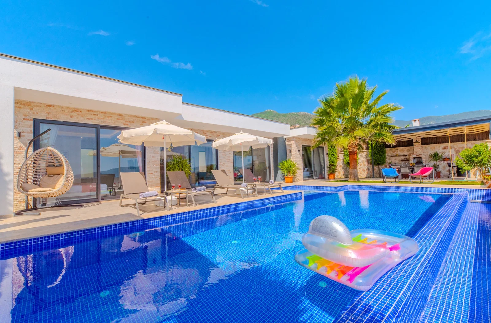 Çavdır’da Huzurlu, Korunaklı Havuzlu, Jakuzili, Lüks Villa