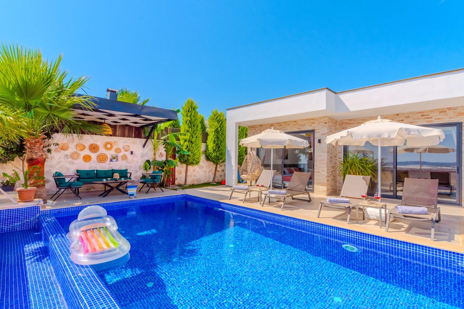 Çavdır’da Huzurlu, Korunaklı Havuzlu, Jakuzili, Lüks Villa