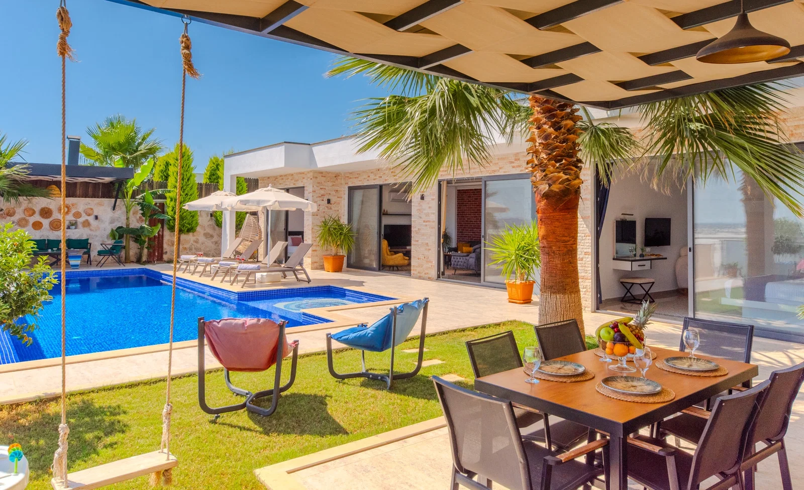 Çavdır’da Huzurlu, Korunaklı Havuzlu, Jakuzili, Lüks Villa