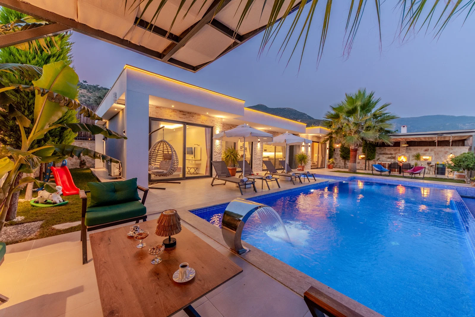 Çavdır’da Huzurlu, Korunaklı Havuzlu, Jakuzili, Lüks Villa