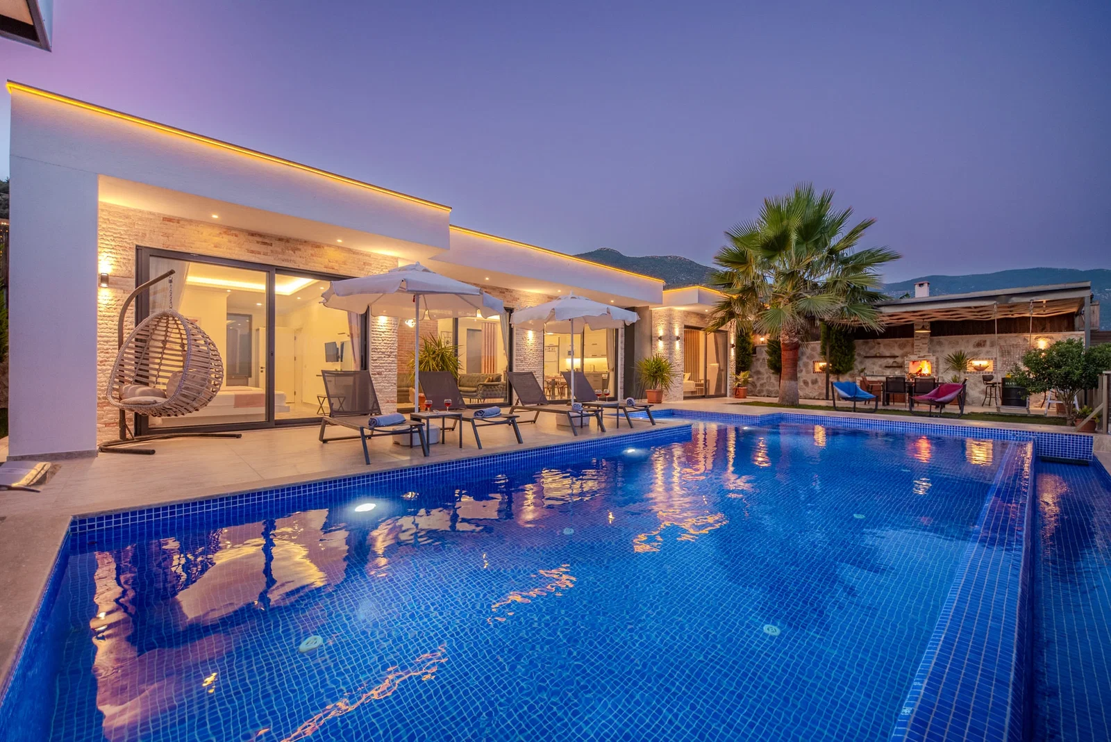 Çavdır’da Huzurlu, Korunaklı Havuzlu, Jakuzili, Lüks Villa