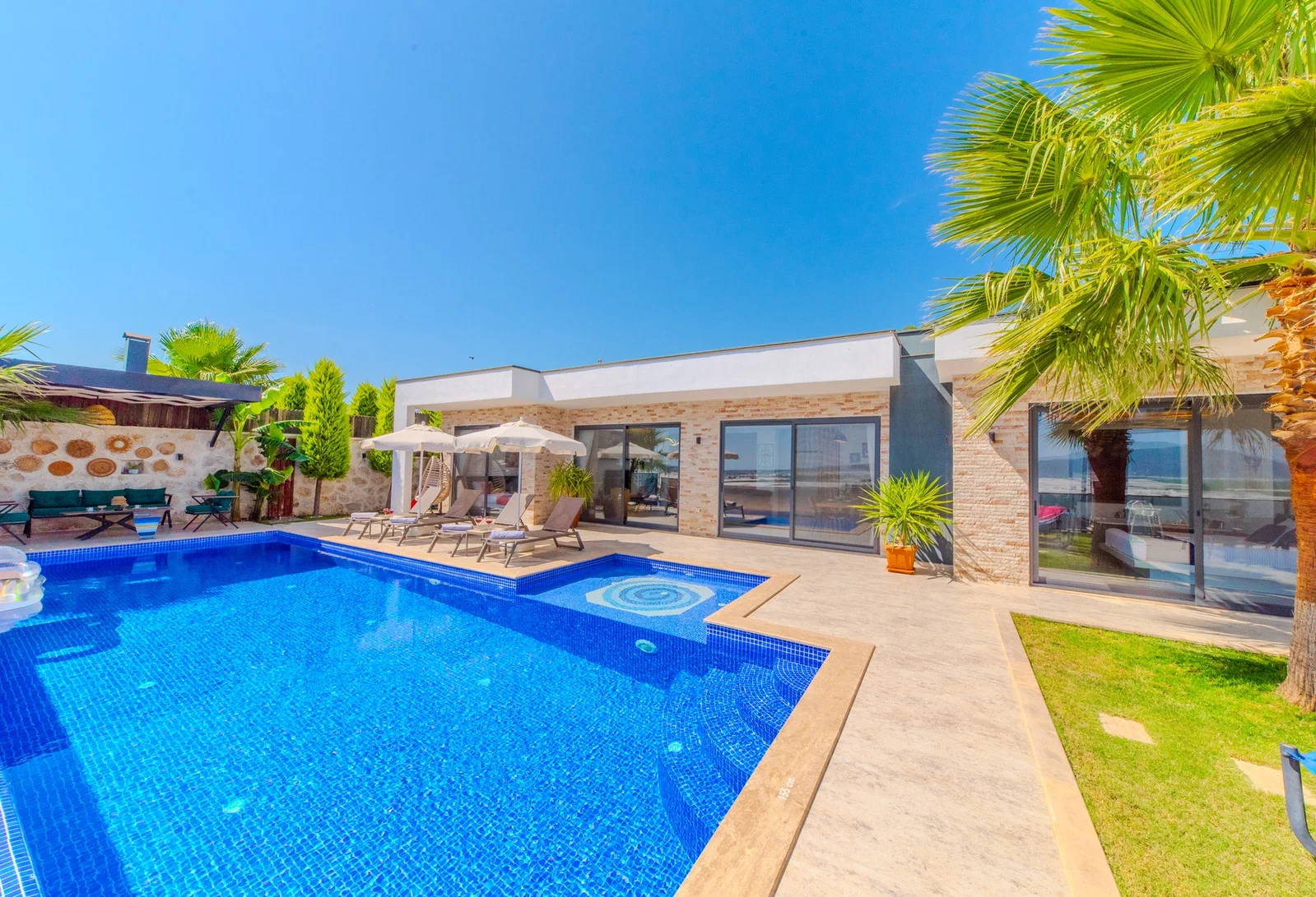 Çavdır’da Huzurlu, Korunaklı Havuzlu, Jakuzili, Lüks Villa