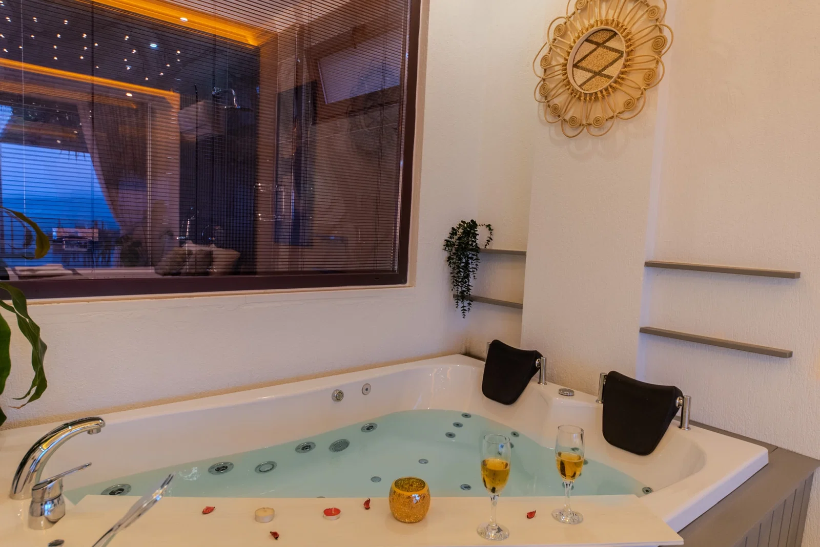 Çavdır’da Huzurlu, Korunaklı Havuzlu, 5 Kişilik, Lüks Villa