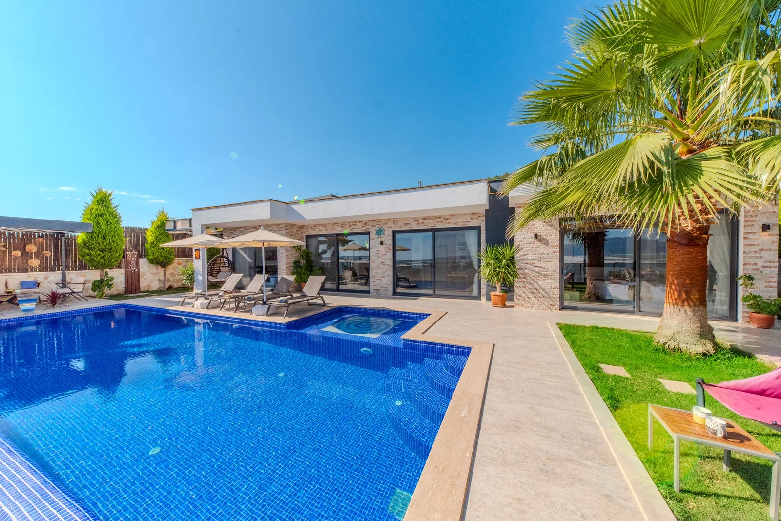 Çavdır’da Huzurlu, Korunaklı Havuzlu, 5 Kişilik, Lüks Villa