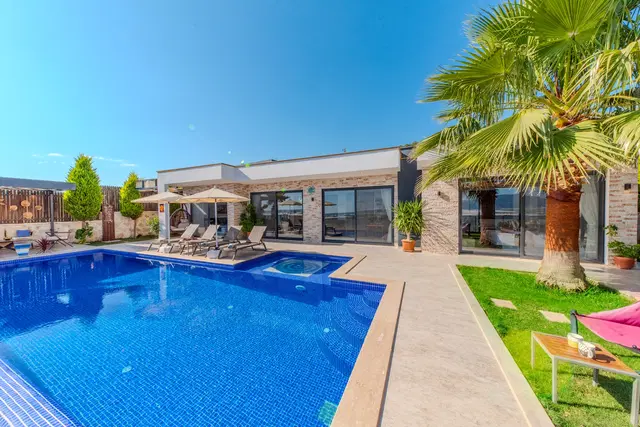 Çavdır’da Huzurlu, Korunaklı Havuzlu, 5 Kişilik, Lüks Villa