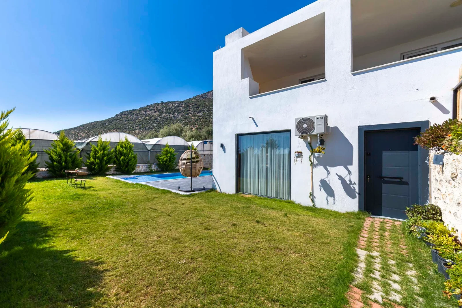 Çayköy’de Balayı Çiftlerine Uygun, Korunaklı Havuzlu, 2 Kişilik, Kiralık Villa