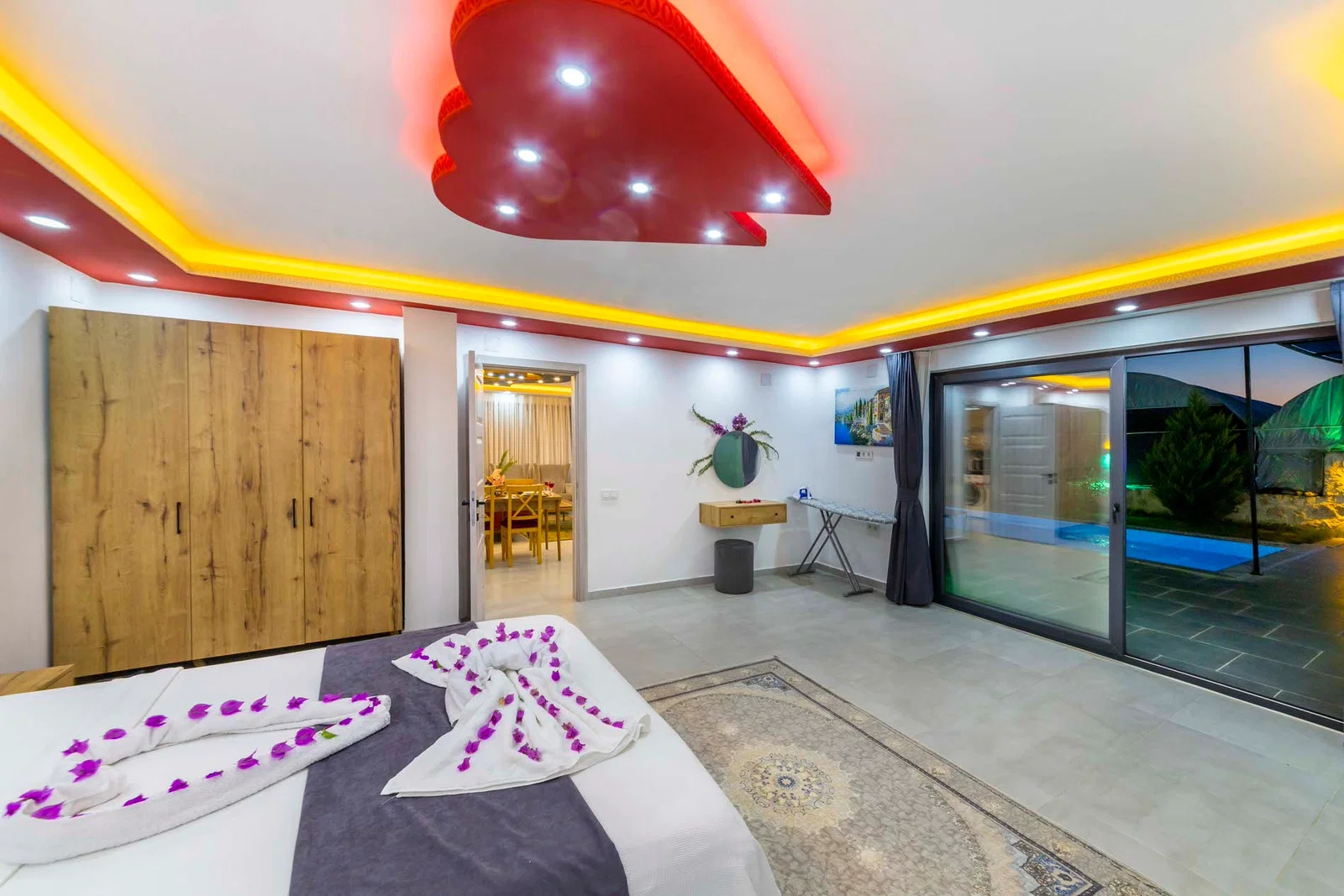 Çayköy’de Balayı Çiftlerine Uygun, Korunaklı Havuzlu, 2 Kişilik, Kiralık Villa