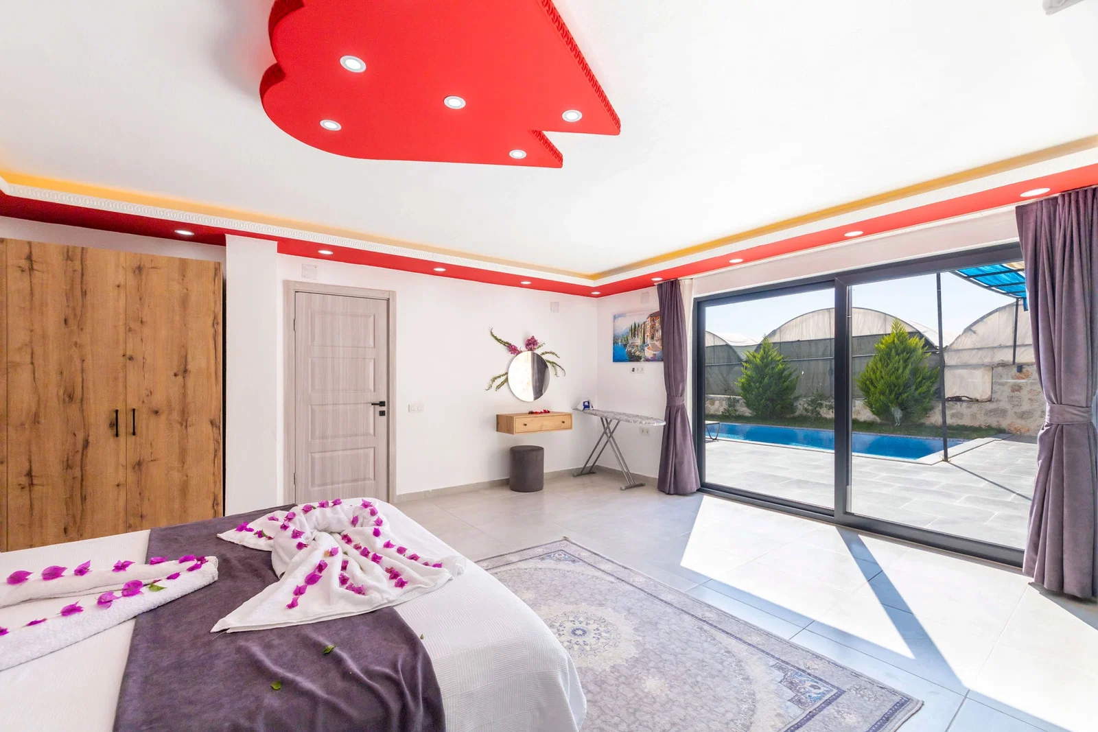 Çayköy’de Balayı Çiftlerine Uygun, Korunaklı Havuzlu, 2 Kişilik, Kiralık Villa