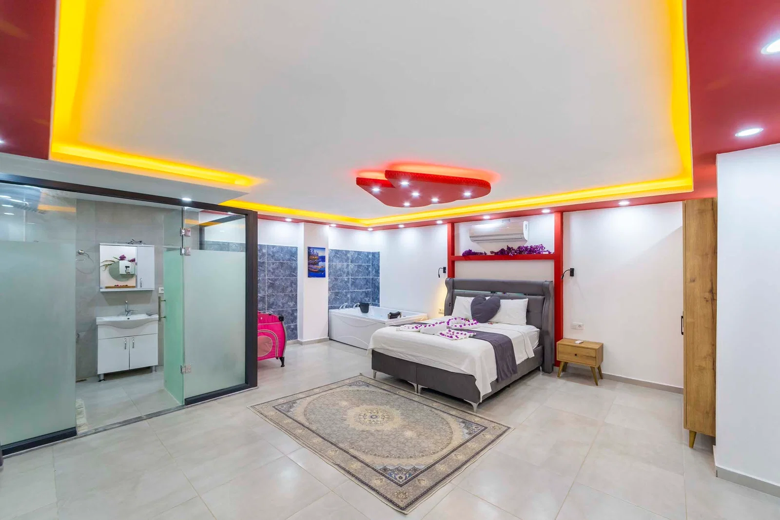 Çayköy’de Balayı Çiftlerine Uygun, Korunaklı Havuzlu, 2 Kişilik, Kiralık Villa