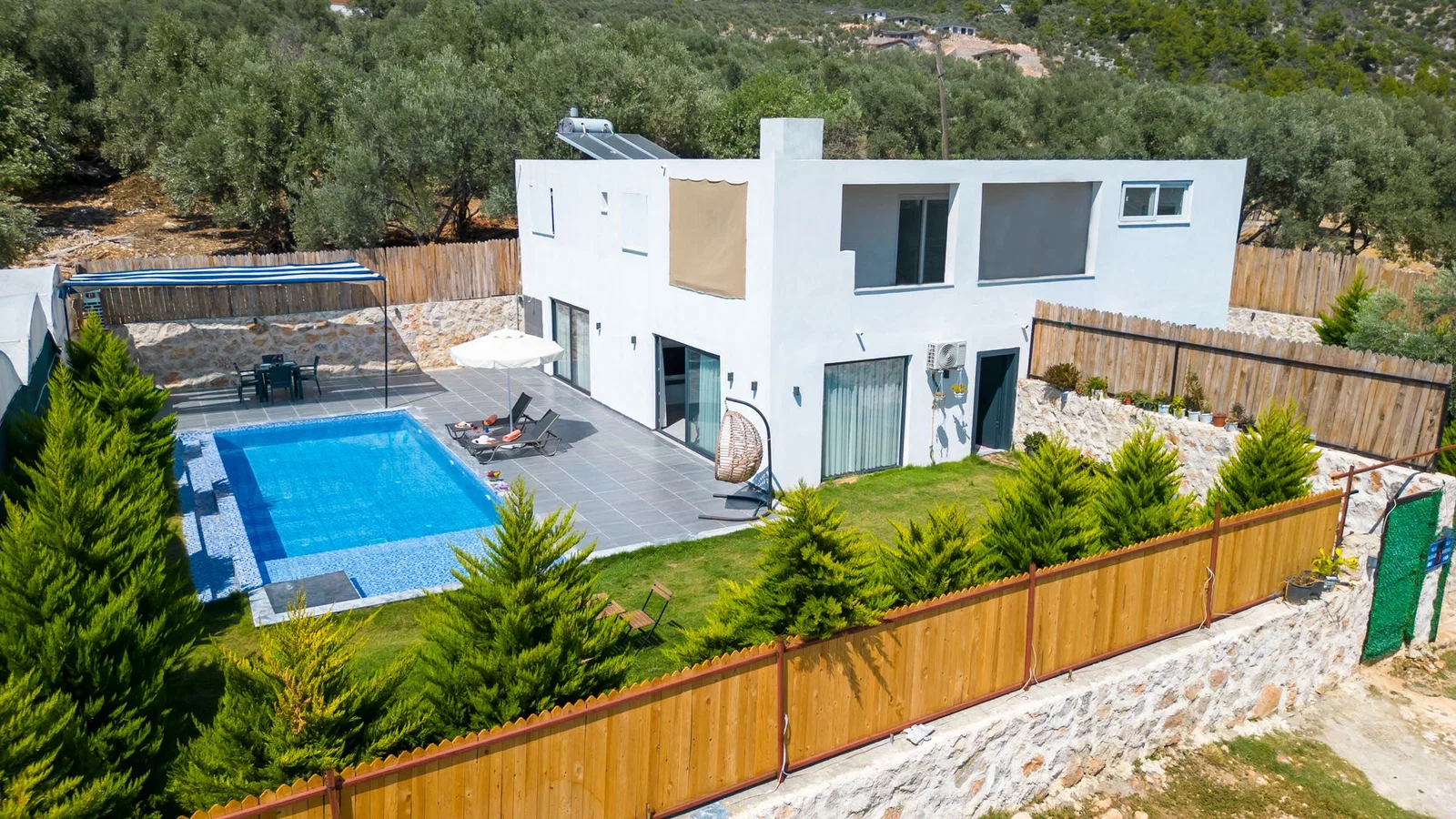 Çayköy’de Balayı Çiftlerine Uygun, Korunaklı Havuzlu, 2 Kişilik, Kiralık Villa