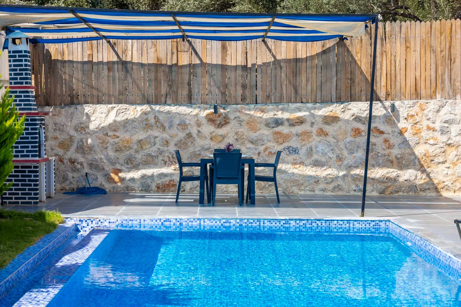 Çayköy’de Balayı Çiftlerine Uygun, Korunaklı Havuzlu, 2 Kişilik, Kiralık Villa