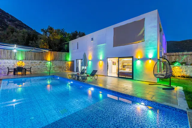 Çayköy’de Balayı Çiftlerine Uygun, Korunaklı Havuzlu, 2 Kişilik, Kiralık Villa