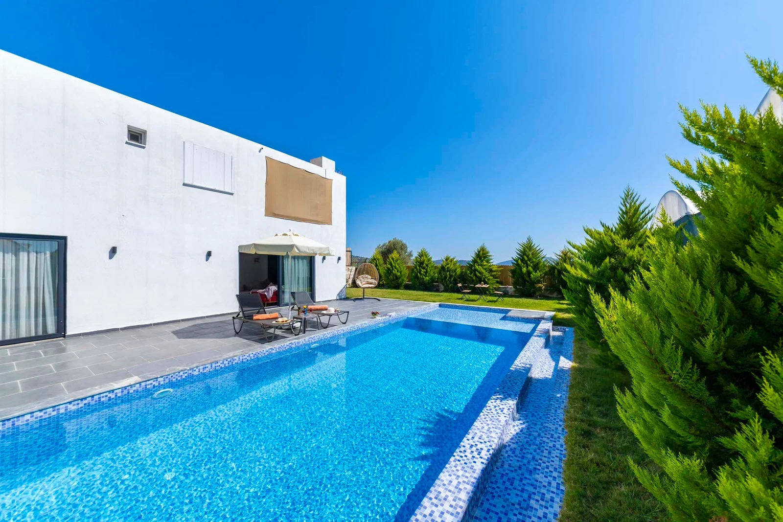 Çayköy’de Balayı Çiftlerine Uygun, Korunaklı Havuzlu, 2 Kişilik, Kiralık Villa