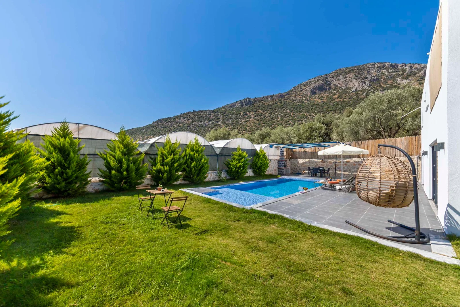 Çayköy’de Balayı Çiftlerine Uygun, Korunaklı Havuzlu, 2 Kişilik, Kiralık Villa